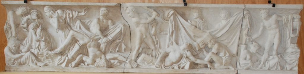 Reliéfní sarkofág zobrazujíjcí osudy Oresta