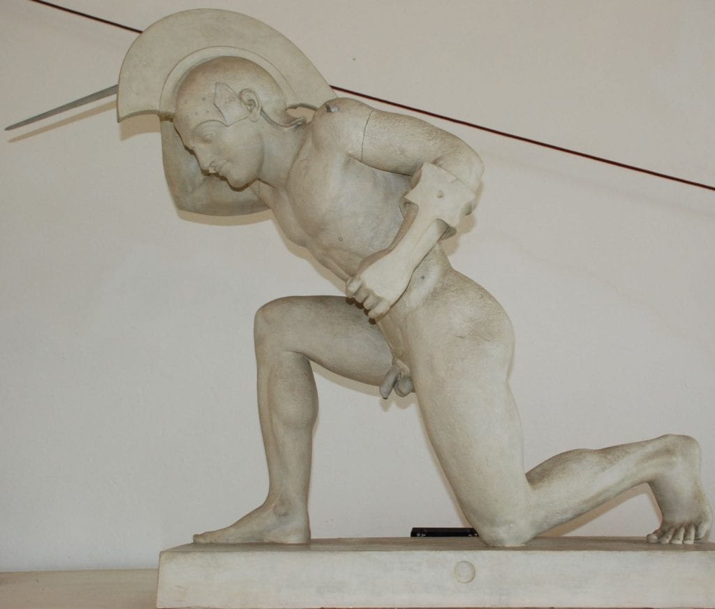 Klečící bojovník ze západního štítu Afaina chrámu na Aigíně