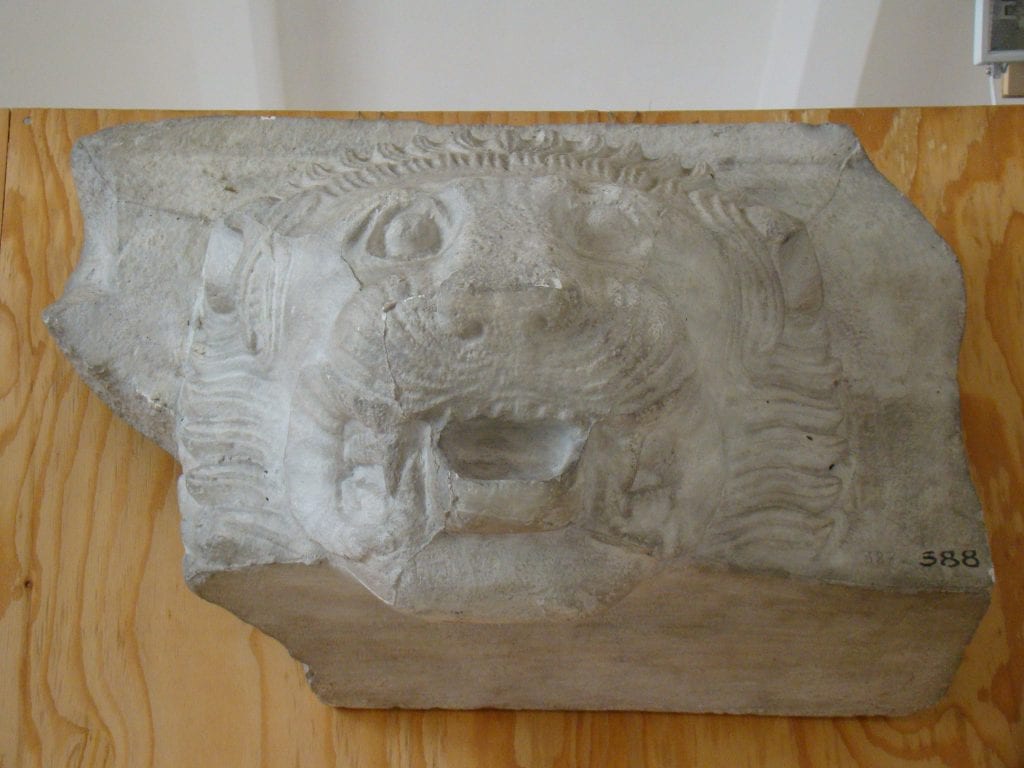 Chrlič ve tvaru lví hlavy z Diova chrámu v Olympii