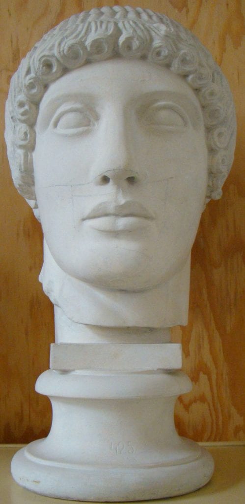 Hlava Apollóna ze západního štítu Diova chrámu v Olympii