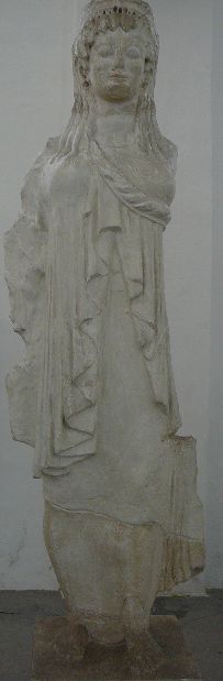 Karyatida z pokladnice Sifnu v Delfách